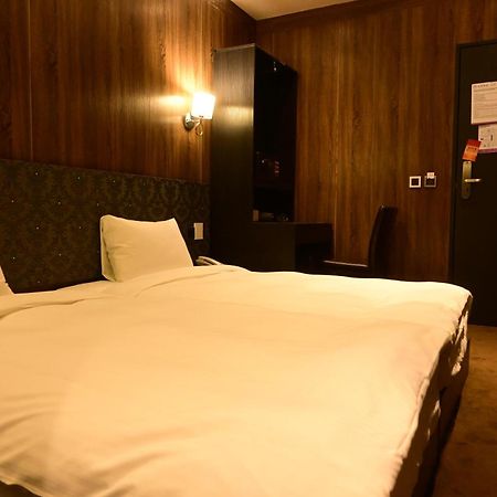 Meworld Hotel - Taipei Main Station מראה חיצוני תמונה