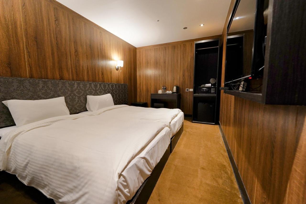 Meworld Hotel - Taipei Main Station מראה חיצוני תמונה