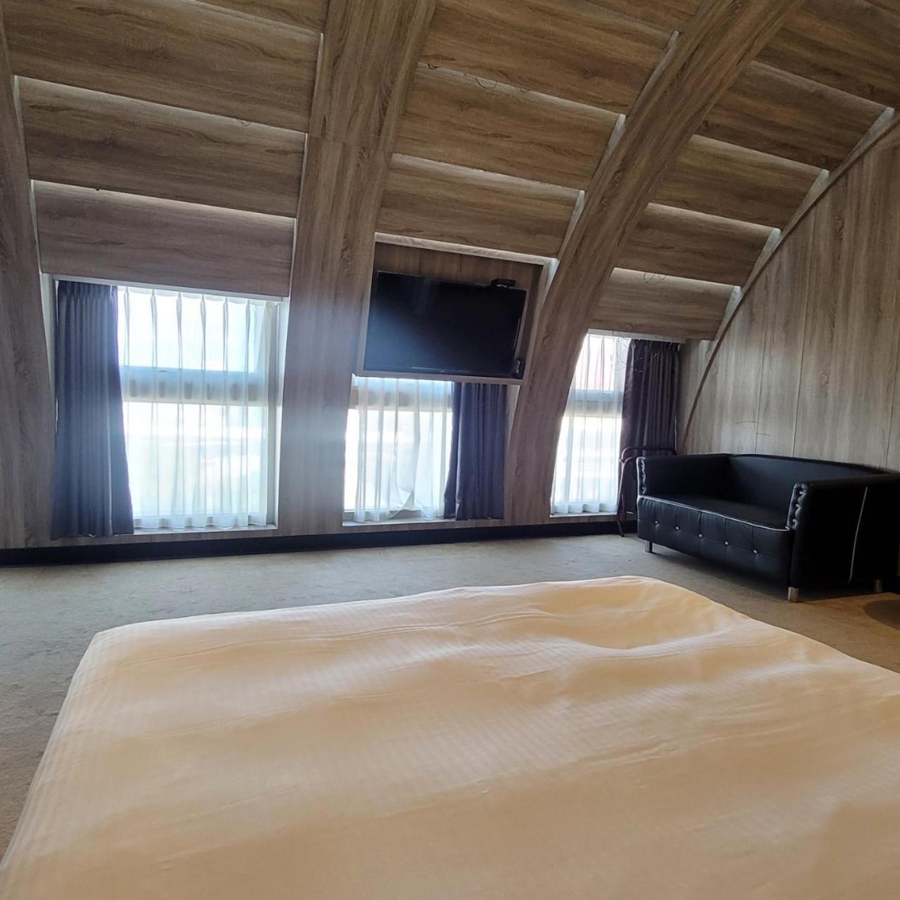 Meworld Hotel - Taipei Main Station מראה חיצוני תמונה