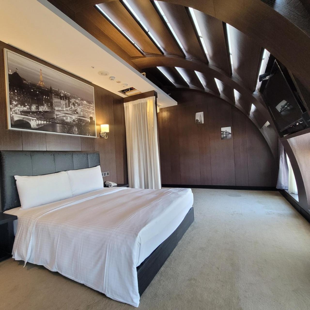 Meworld Hotel - Taipei Main Station מראה חיצוני תמונה